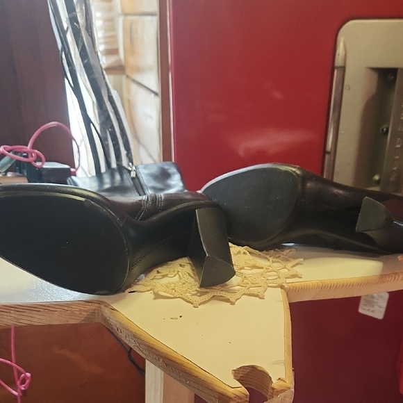 Elegant Black Leather Boots - Picture 5 of 6